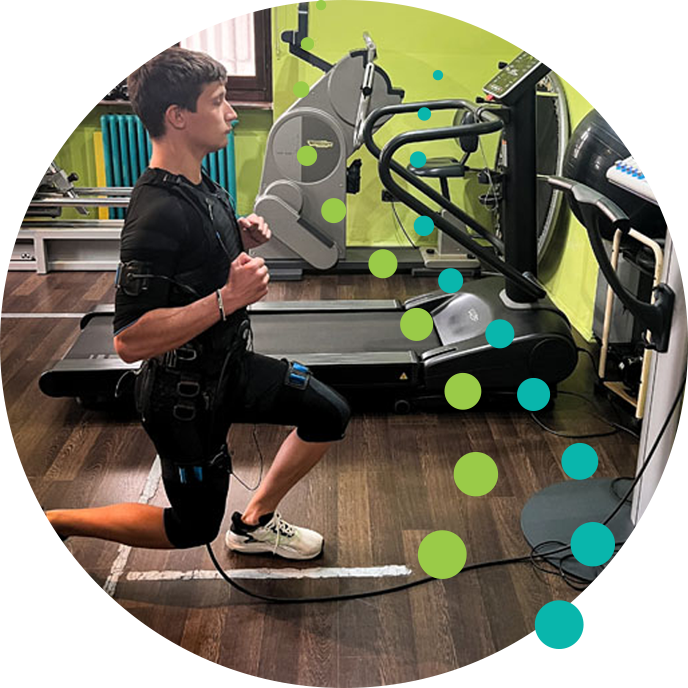 Medical EMS Un ragazzo che sta utilizzando il sistema Miha Bodytec nello studio di Marisa