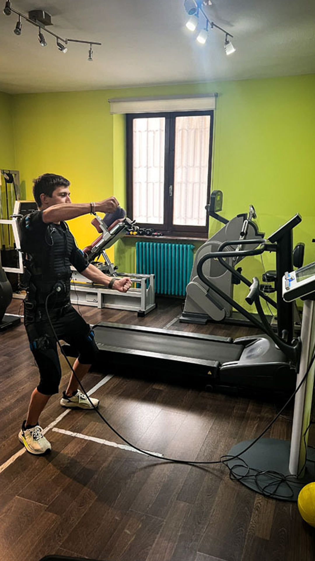 Miha Bodytec – medical EMS Un ragazzo esegue esercizi utilizzando il sistema Miha Bodytec nello studio di Marisa