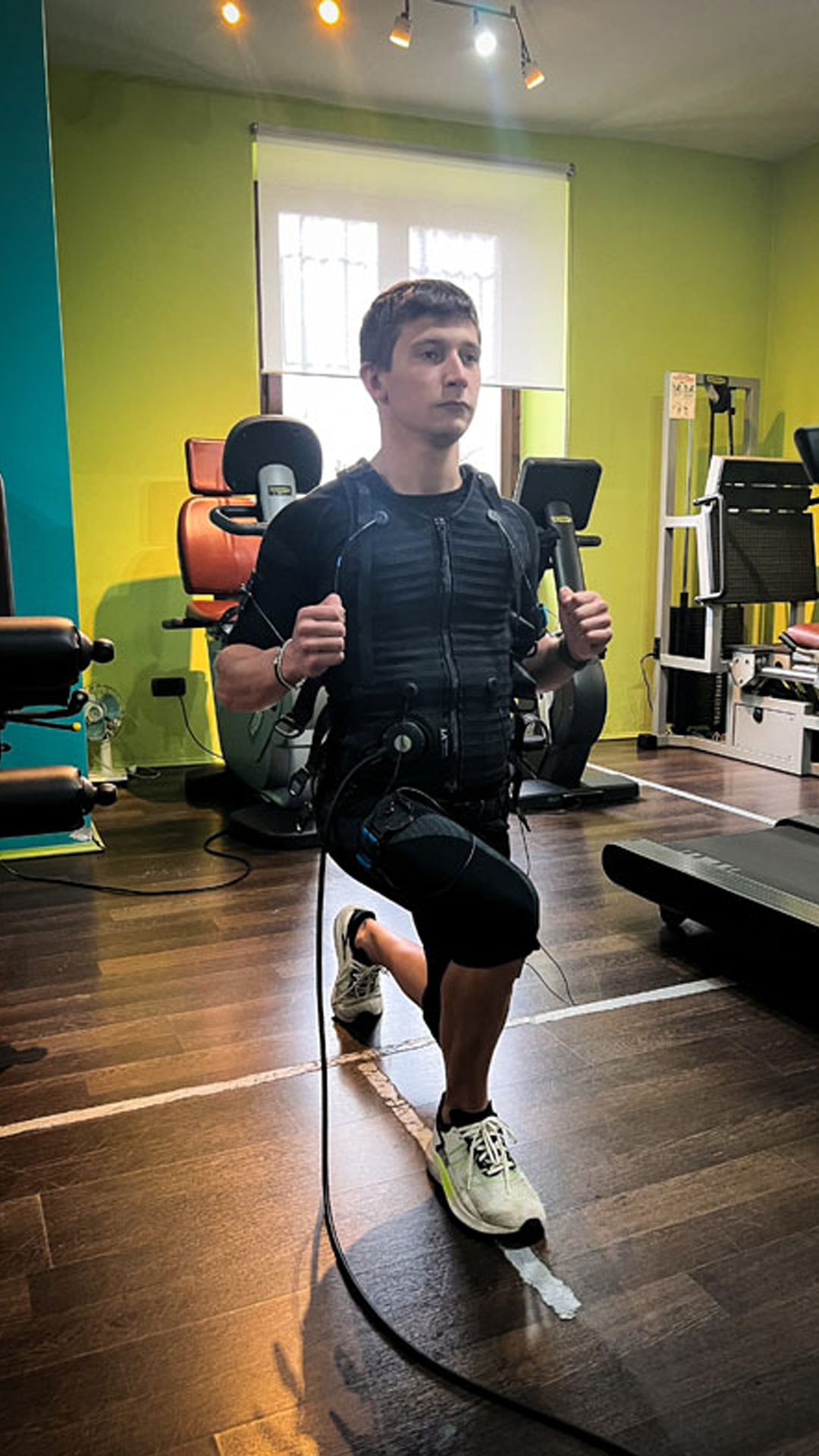 Miha bodytec Un ragazzo esegue esercizi utilizzando il sistema Miha Bodytec nello studio di Marisa