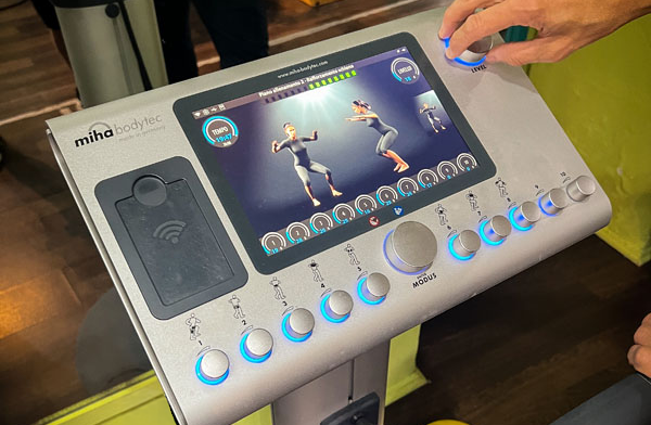Tecnologia Miha Bodytech medical EMS La consolle di Miha Bodytec che mostra le impostazioni.