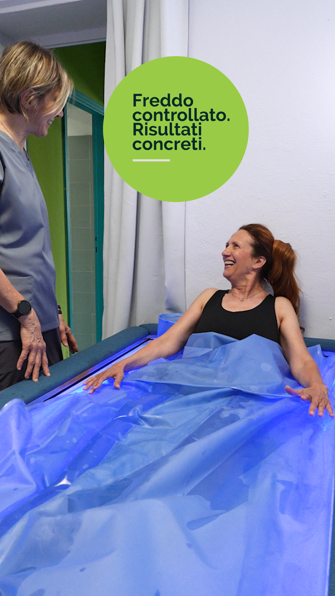 Trattamento solo gambe con Zero Body Cryo Marisa e una donna sorridente mentre esegue una seduta solo gambe con Zero Body Cryo. Scritta: Freddo controllato. Risultati concreti.