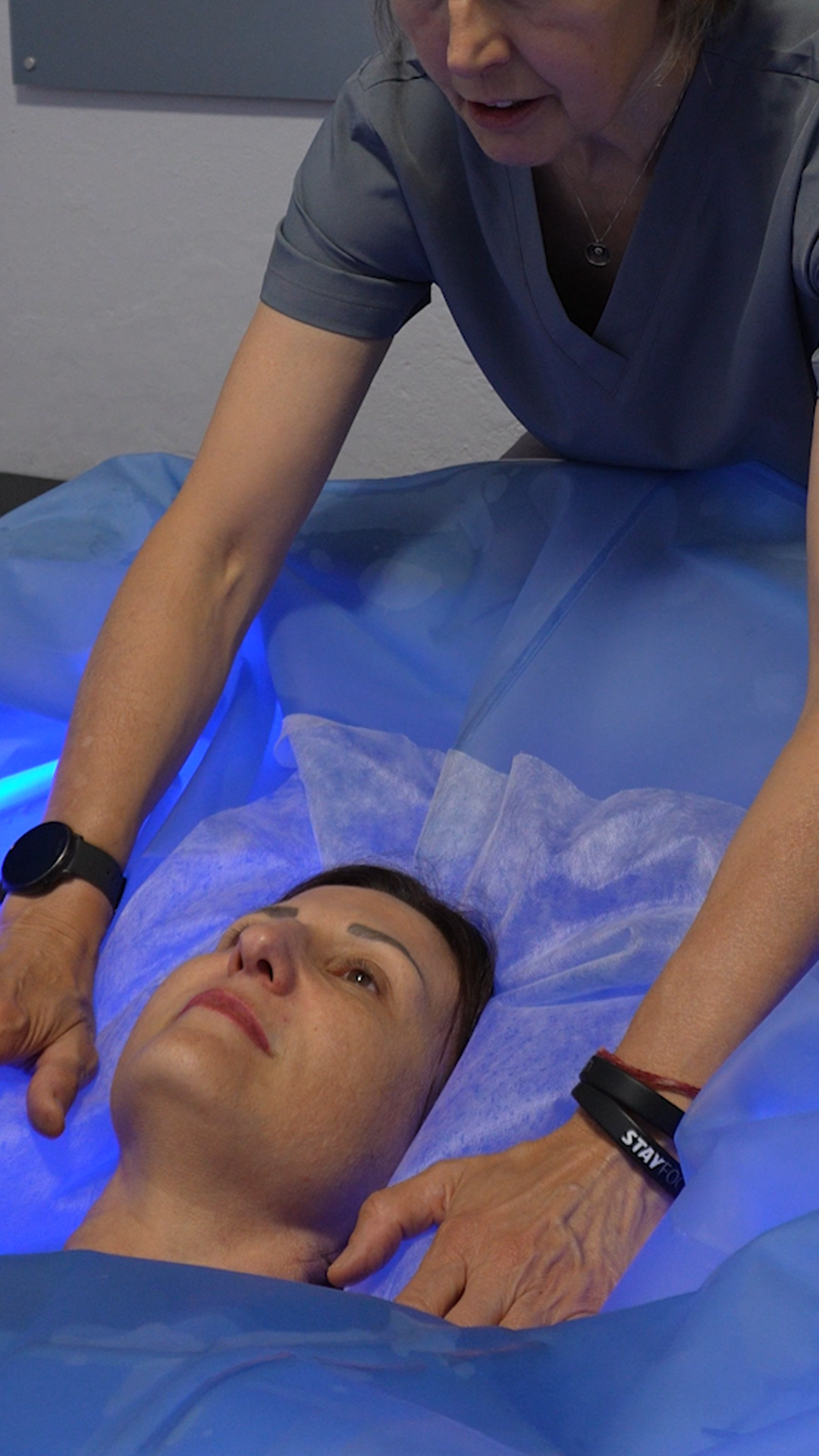 Crioterapia sistemica trattamento Marisa assiste una donna durante il trattamento con zero Body Cryo.